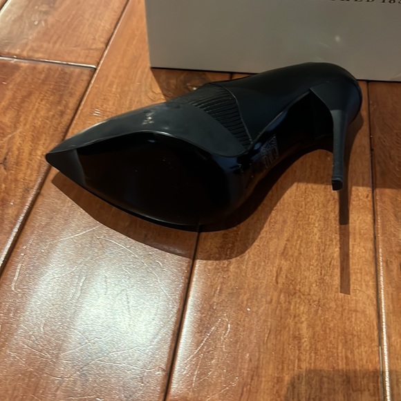 BURBERRY BRAND NEW NEVER WORN HIGH CUP PUMP - Picture 2 of 4